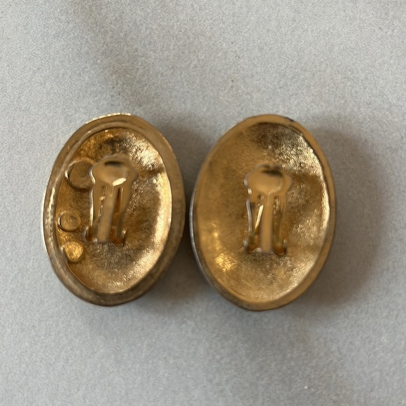 Vintage Black & Cream Enamel Clip Earrings - Picture 2 of 3